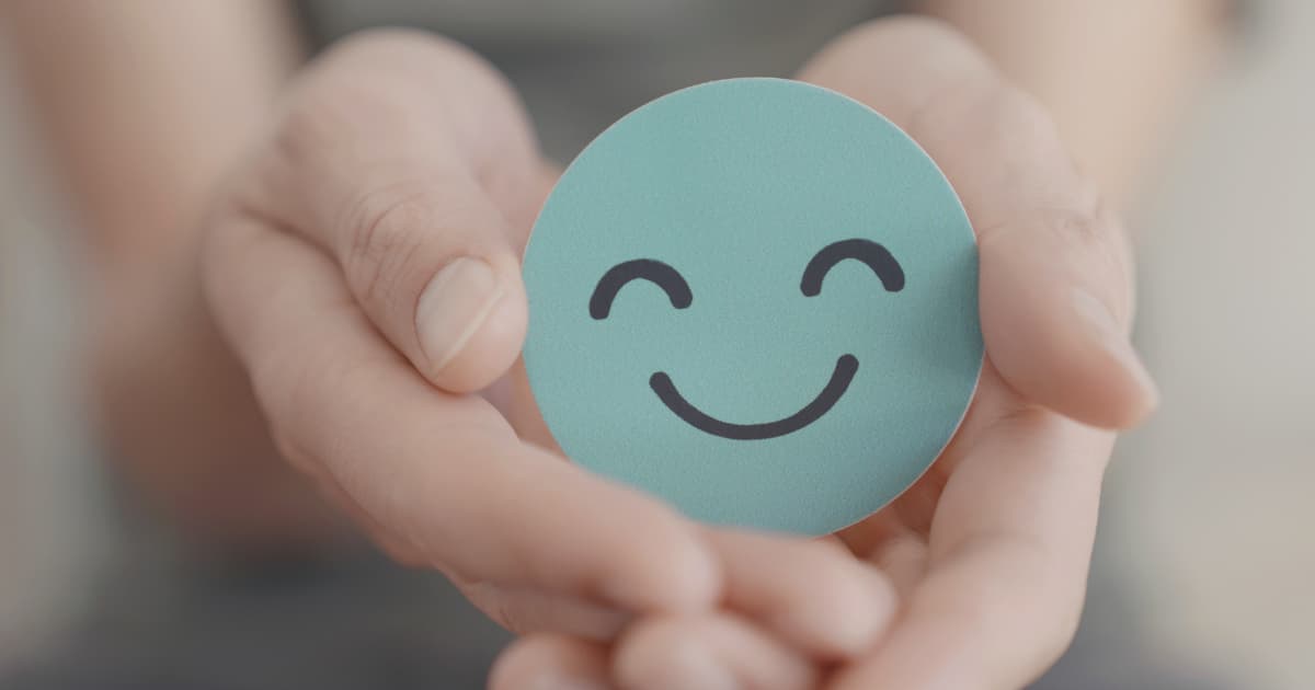 شخص يجلس بهدوء في بيئة سلمية، مما يمثل أهمية الصحة النفسية.